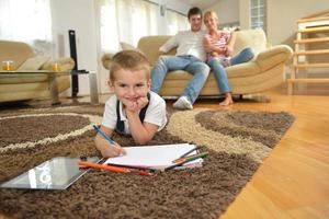 Famille s'appuyant sur la commission scolaire à la maison photo