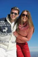 jeune couple, dans, hiver, neige, scène photo