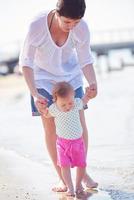 maman et bébé sur la plage s'amusent photo