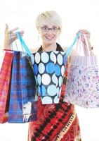 Happy young adult women shopping avec des sacs colorés photo