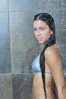 sexy jeune femme enjoing bain sous douche d'eau photo