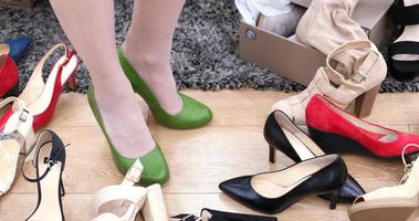 femme essayant de nouvelles chaussures photo