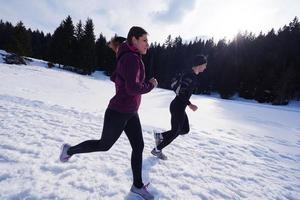 couple faisant du jogging dehors sur la neige photo