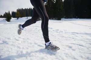 jogging sur la neige en forêt photo