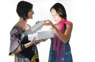 deux femme isolé sur blanc avec cadeau photo