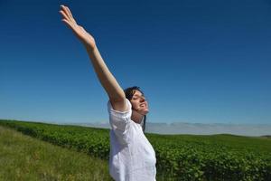 jeune femme heureuse dans un champ vert photo