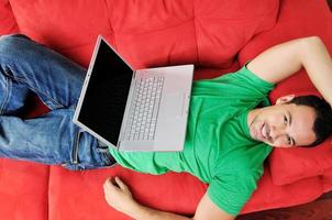 couple heureux dans un appartement vide photo