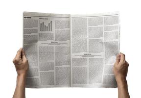 mains tenant le journal d'affaires isolé sur fond blanc, concept de maquette de journal quotidien photo