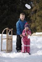 portrait de frère et soeur en hiver photo