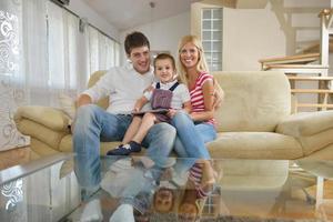 famille à la maison à l'aide d'une tablette photo