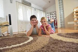 jeune couple détendu devant la télé à la maison photo