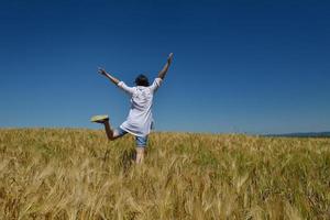 jeune femme dans un champ de blé en été photo