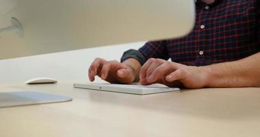 mains tapant sur le clavier de l'ordinateur dans le bureau de démarrage photo