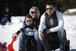 portrait de famille lors d'une belle journée d'hiver photo