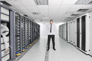 jeune ingénieur dans la salle des serveurs du centre de données photo