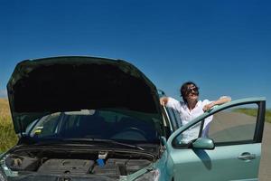 femme avec voiture cassée photo