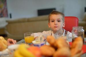 la famille prend un petit déjeuner sain à la maison photo