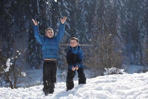 enfants jouant avec de la neige fraîche photo