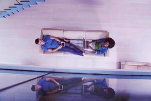 jeune couple multiethnique se détend dans la vue de dessus du salon photo