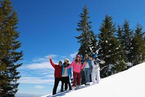 plaisirs d'hiver avec un groupe de jeunes photo