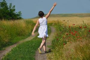 jeune femme dans un champ de blé en été photo