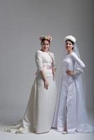 portrait de deux belles jeunes mariées en robes de mariée photo