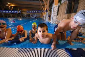 nager dans la piscine couverte photo