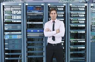 jeune ingénieur informatique dans la salle des serveurs du centre de données photo