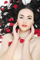 belle jeune femme nue avec des roses isolées sur blanc photo