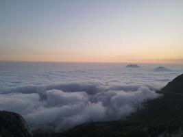 lever ou coucher du soleil à l'inversion des nuages. concept de voyage, de sport et de vie active photo