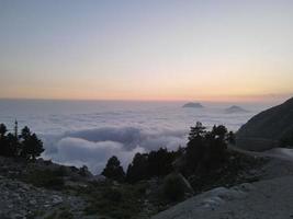 lever ou coucher du soleil à l'inversion des nuages. concept de voyage, de sport et de vie active photo