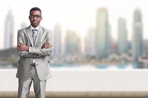 jeune homme d'affaires noir devant la grande ville photo