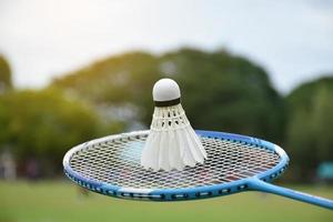 équipements de badminton en plein air volants et raquettes de badminton, sur pelouse, mise au point douce et sélective sur les volants, concept de jeu de badminton en plein air photo