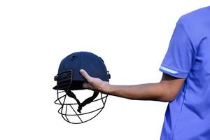 joueur de cricket isolé détient un casque de cricket sur fond blanc avec des chemins de détourage. photo