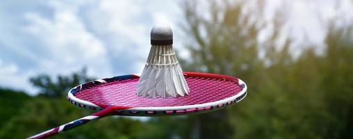 équipements de badminton en plein air volants et raquettes de badminton, sur pelouse, mise au point douce et sélective sur les volants, concept de jeu de badminton en plein air photo