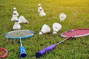 raquette de badminton et volant de badminton sur fond nuageux et ciel bleu, concept de jeu de badminton en plein air. mise au point sélective sur la raquette. photo