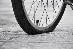 pneu crevé de vélo sur la chaussée, mise au point douce et sélective. photo