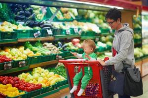 mère avec bébé dans les magasins photo