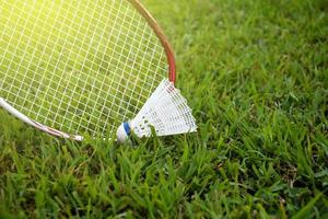 équipements de badminton en plein air volants et raquettes de badminton, sur pelouse, mise au point douce et sélective sur les volants, concept de jeu de badminton en plein air photo