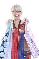 Happy young adult women shopping avec des sacs colorés photo