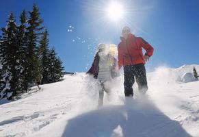 jeune couple en vacances d'hiver photo