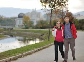 couple heureux en plein air photo