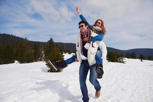 heureux jeune couple s'amusant sur un nouveau spectacle en vacances d'hiver photo