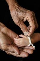 fil de grand-mère qui liait les mains et priait, culture thaïlandaise lanna photo