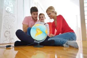 la famille s'amuse avec le globe photo