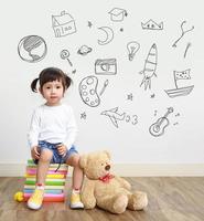 bébé ou petite fille avec espace de rêve, concept d'éducation photo