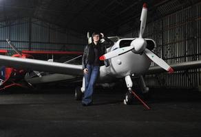 jeune femme avec avion privé photo