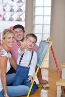 Famille s'appuyant sur la commission scolaire à la maison photo