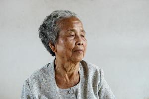 souriant d'une personne âgée asiatique heureuse sur fond blanc photo