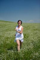 jeune femme heureuse dans un champ vert photo